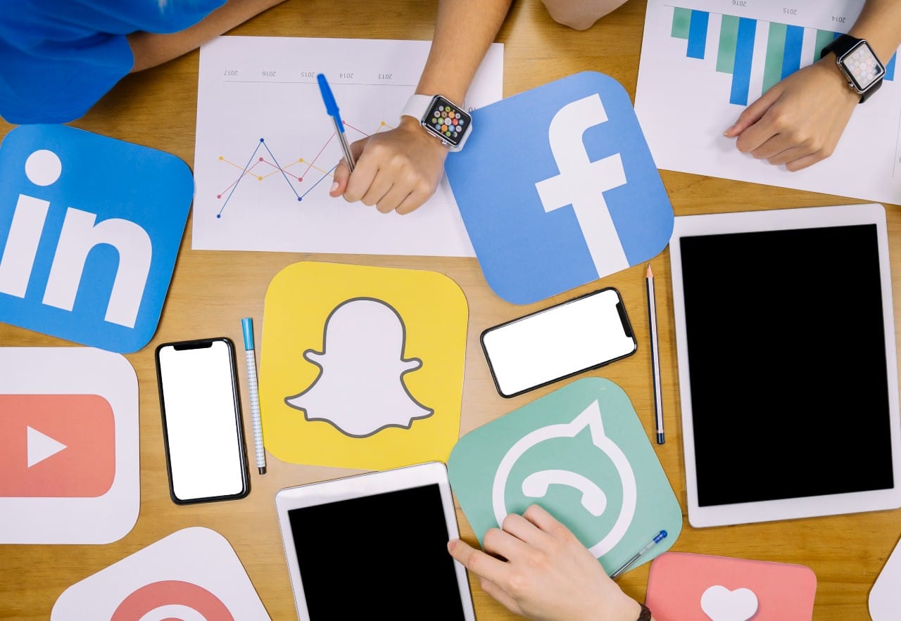 high-angle-view-social-media-plan-working-workplace_kleiner&web Social media iconen